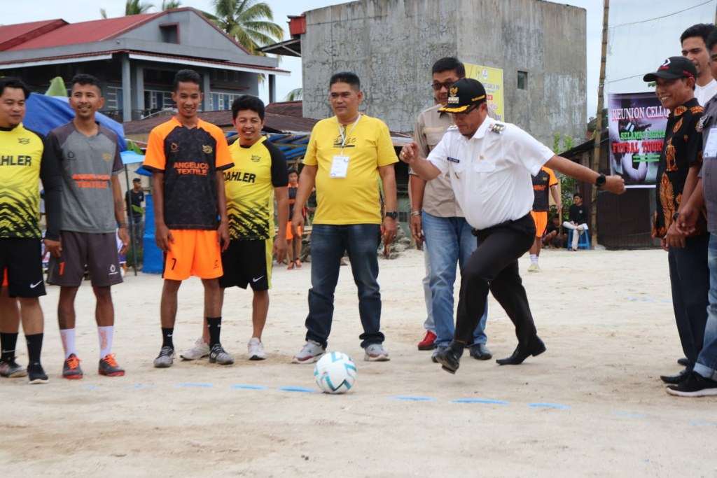 Penjabat (Pj) Wali Kota Payakumbuh Rida Ananda dengan melakukan tendangan bola perdana. (Fegi)